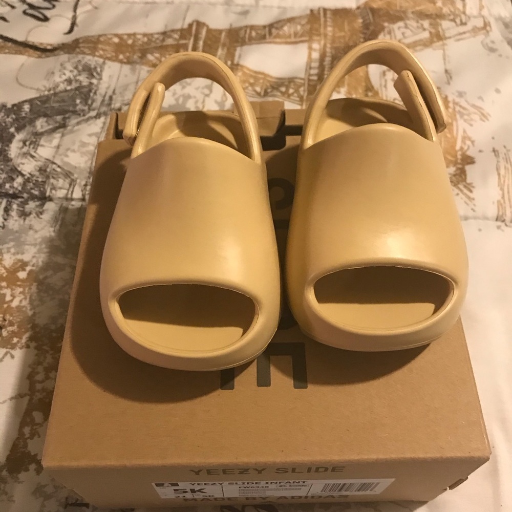 Childs Yeezy Slide Size 5 BRAND NEW